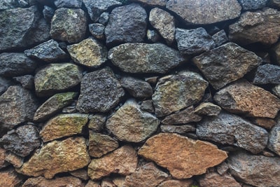 一堆褐色的岩石